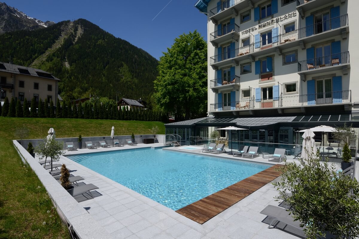Piscine extérieure pierre naturelle grise