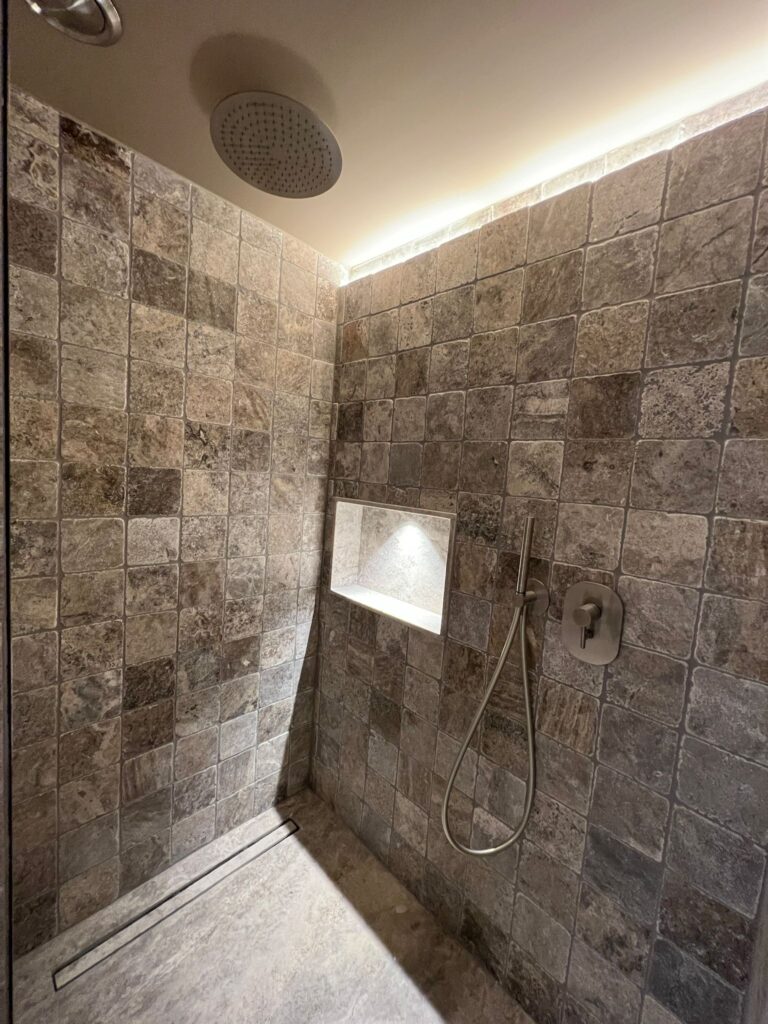 Douche habillage en pierre naturelle Capri