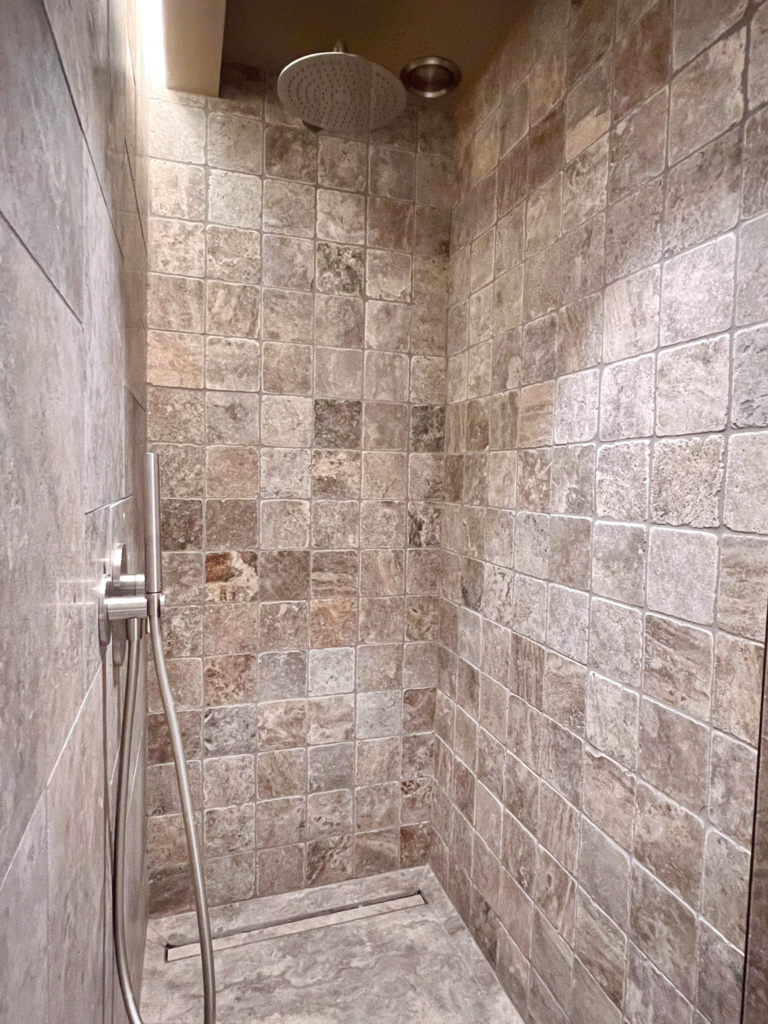 Douche habillage en pierre naturelle Capri