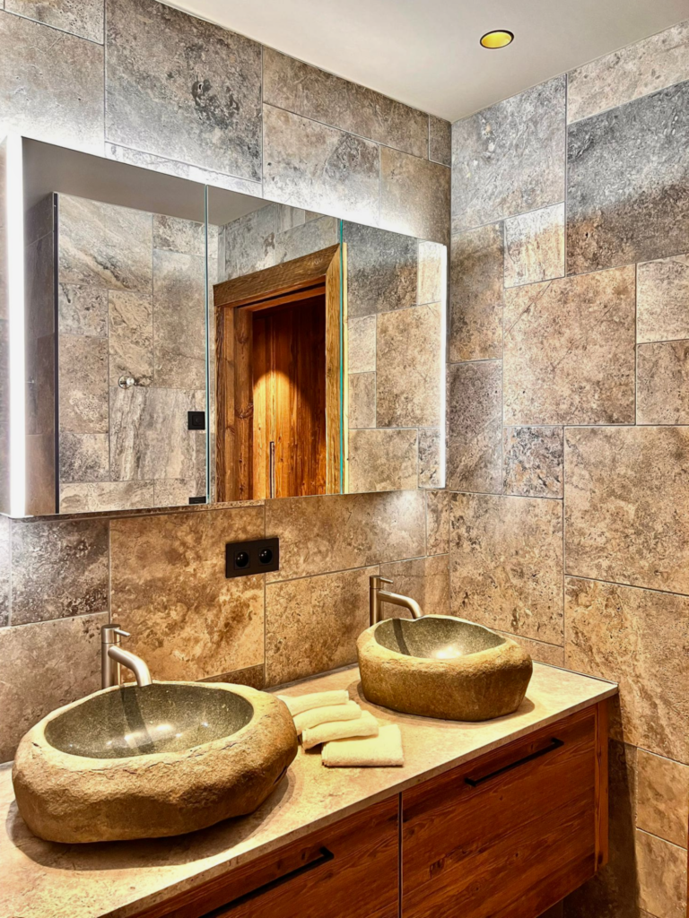 Salle de bain double vasque en pierre naturelle Capri