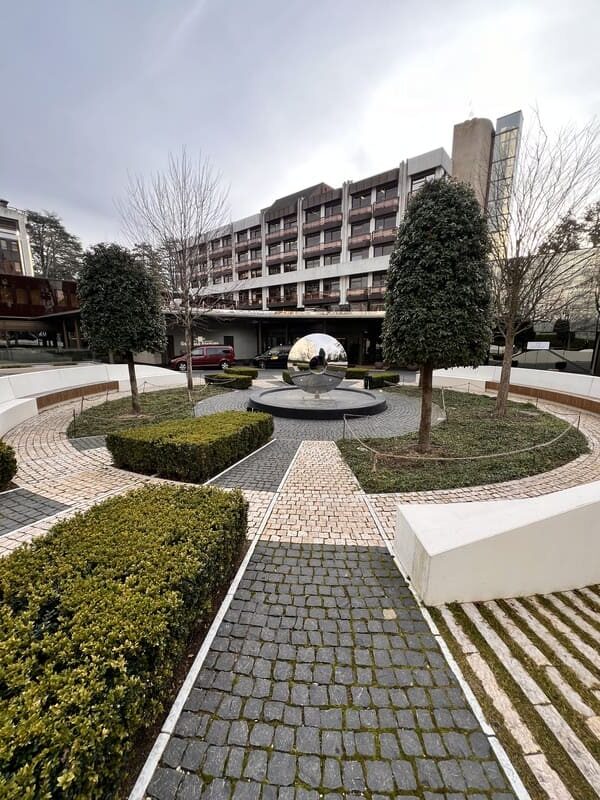 Réalisation extérieur en pierre naturelle pavé et barrette