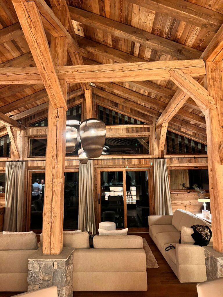 Salon ambiance chalet - mélange de bois et de pierre naturelle Capri