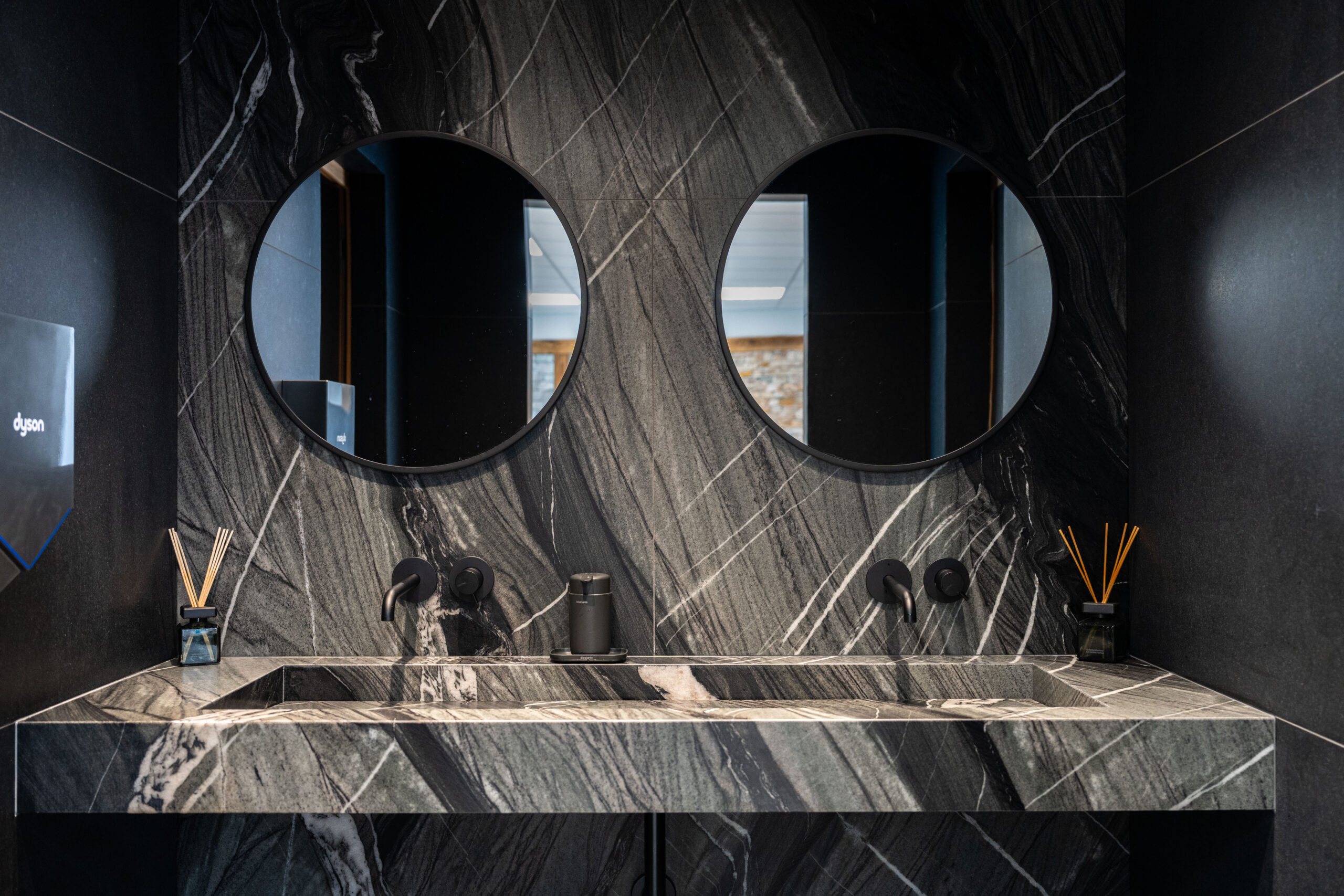 Capri - showroom imporphyre espace indoor