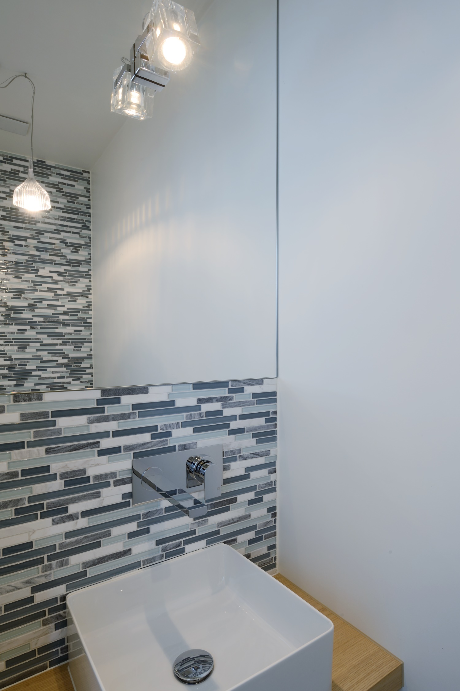 Salle de bain mosaïque blanche et bleue - pierre naturelle Capri